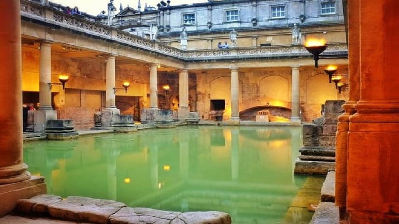 Stonehenge and Bath Guided Day Tour from London