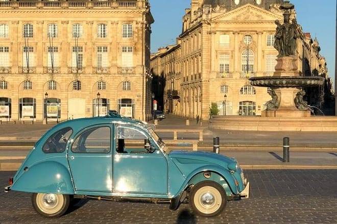 Private visit of Bordeaux's must-sees and hidden treasures in a classic Citroën 2cv