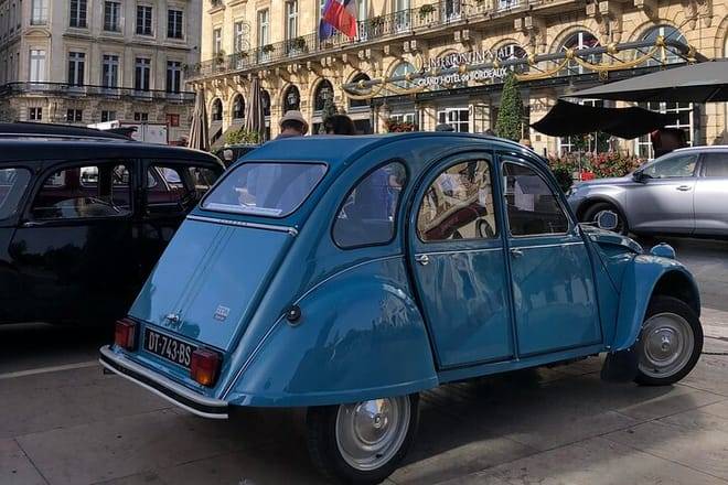 Private visit of Bordeaux's must-sees and hidden treasures in a classic Citroën 2cv