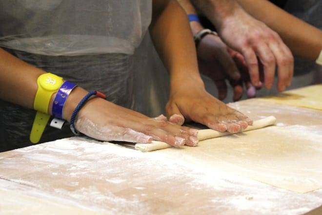 Cooking Class in Naples: Fettuccine Alfredo and Ravioli with Starter and Drink Included