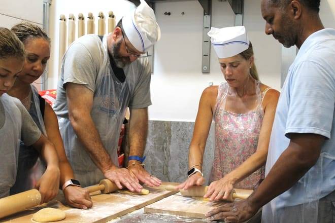 Cooking Class in Naples: Fettuccine Alfredo and Ravioli with Starter and Drink Included