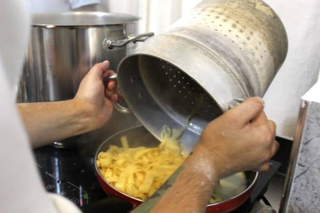 Cooking Class in Naples: Fettuccine Alfredo and Ravioli with Starter and Drink Included