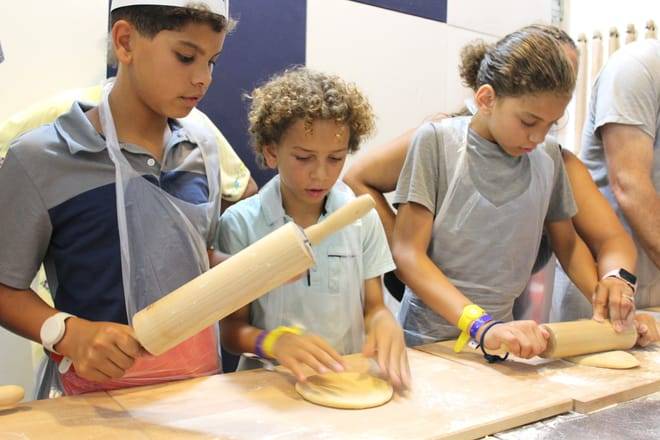 Cooking Class in Naples: Fettuccine Alfredo and Ravioli with Starter and Drink Included