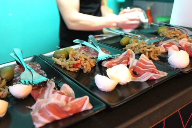 Naples Street Food Tour With Meal in 6 Stops