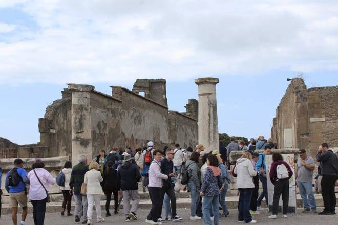 Private Tour of Pompeii and Sorrento from Naples with Driver