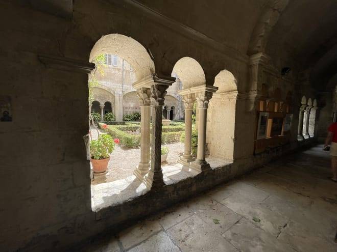 Private Avignon les baux de provence and Saint Remy de provence Full Day Tour