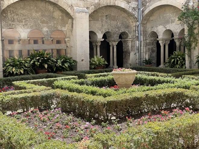 Private Avignon les baux de provence and Saint Remy de provence Full Day Tour