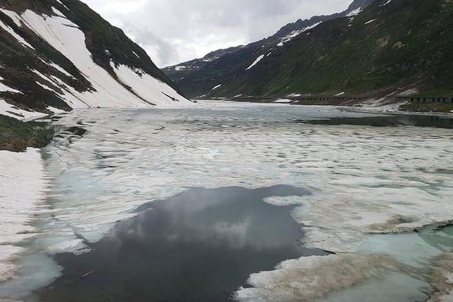 Glacier Express Panoramic Train Round Trip from Zürich With Private Guide 