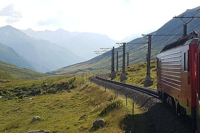 Glacier Express Panoramic Train Round Trip from Zürich With Private Guide 