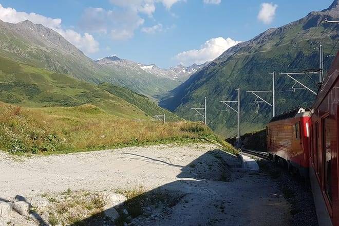 Glacier Express Panoramic Train Round Trip from Zürich With Private Guide 