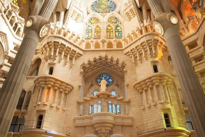 Sagrada Familia: Fast-Track Ticket and Audio Tour on Mobile App (EN)