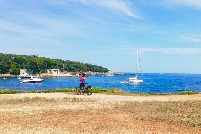 Fantastic Bay of Villefranche & billionaire's cape E-Bike Tour