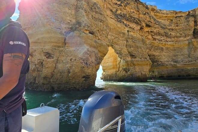 From Faro: Boat trip to Benagil Cave & Arches of Praia da Marinha