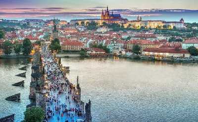 From Munich: Private Transfer to Prague with Sightseeing Stops