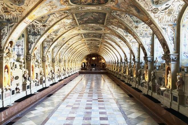 DEMU042  - English- Munich Nymphenburg Palace Tickets and Tour, Carriage Museum 