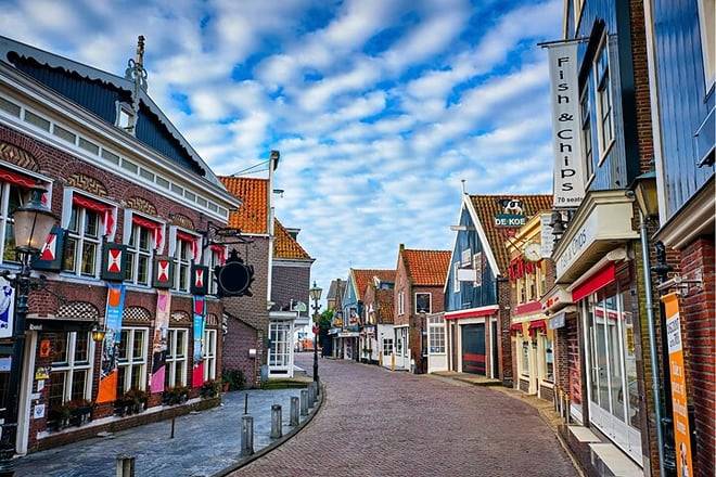Guided Tour to Zaanse Schans, Volendam and Maken with Boat Ride