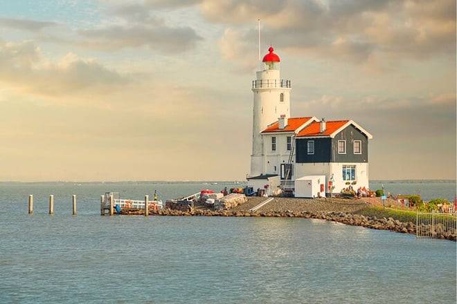 Guided Tour to Zaanse Schans, Volendam and Maken with Boat Ride