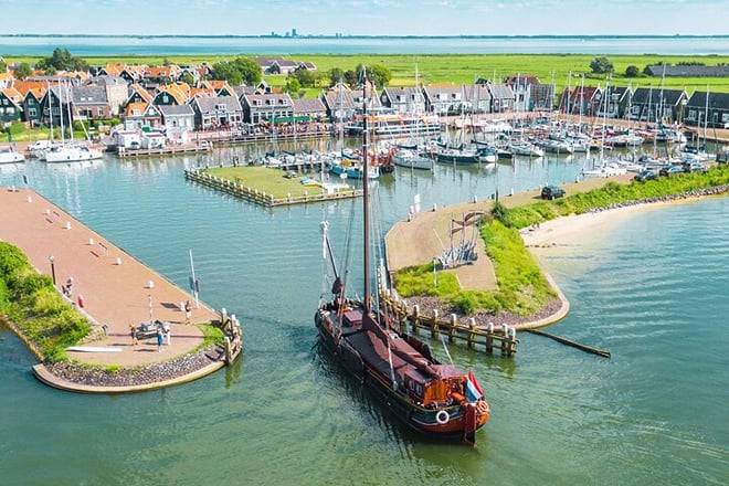Guided Tour to Zaanse Schans, Volendam and Maken with Boat Ride